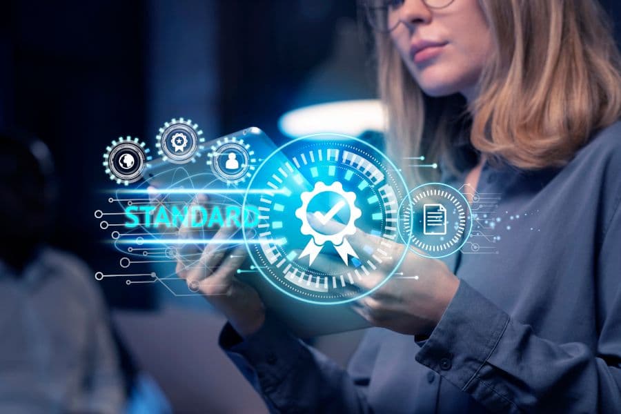 persona enseñando una imagen de certificación standard